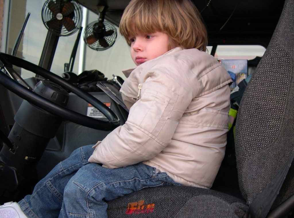 niño al volante